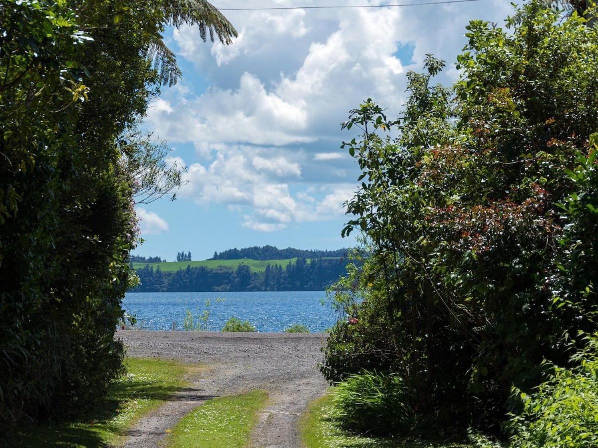Lakeside Hideaway - Lake Rotoiti Holiday Home Exterior photo